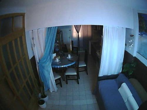 a living room with a table and a blue couch at Mistela Altos Crucero Boutique - Alojamiento temático - Zona Residencial Ciudad - Viajes al Aeropuerto - in Godoy Cruz