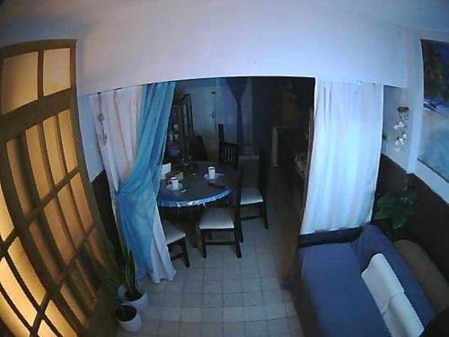 a living room with a table and a blue couch at Mistela Altos Crucero Boutique - Alojamiento temático - Zona Residencial Ciudad - Viajes al Aeropuerto - in Godoy Cruz