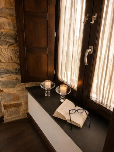 a room with a counter with candles and a window at Hostal Ultreia in Villafranca del Bierzo
