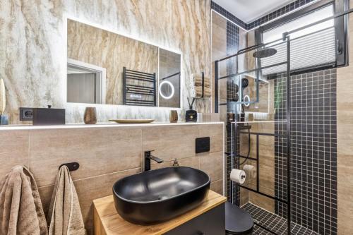 a bathroom with a black sink and a shower at Ambiente Apartment in Olfen