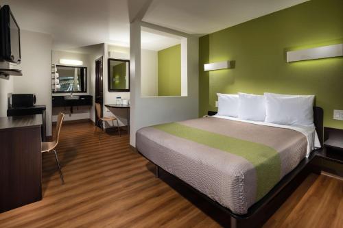 Säng eller sängar i ett rum på Motel 6-Canoga Park, CA