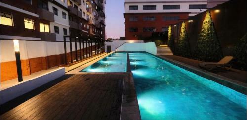 a swimming pool on the side of a building at Escápate-Room gt A 15 minutos del aereopuerto transporte gratis vista a los volcanes in Guatemala