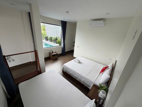 a small room with a bed and a window at Phong Nha TuTu's House in Phong Nha