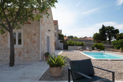 Family friendly house with a swimming pool Skrip, Brac - 26024