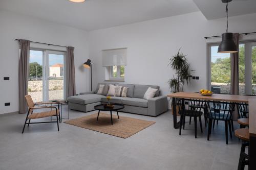 Family friendly house with a swimming pool Skrip, Brac - 26024