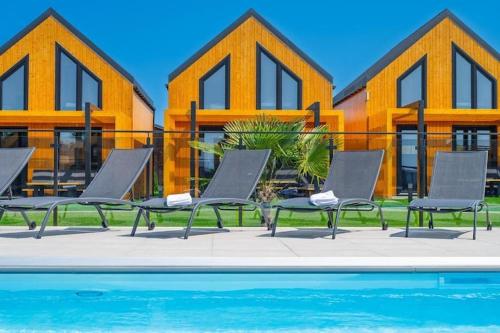 Large holiday homes, pool, sauna, jacuzzi