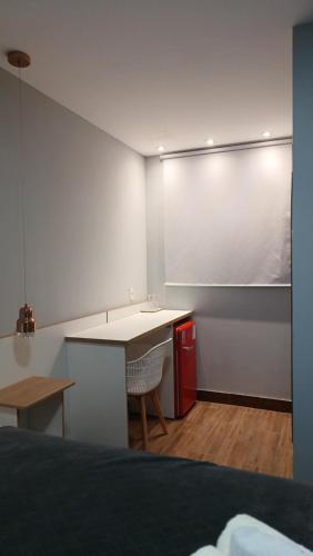 a room with a bed and a desk and a chalkboard at Riviera Sanary Praia, Conforto e Tranquilidade in Serra