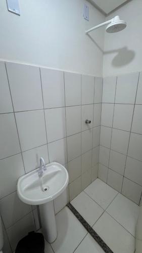 a bathroom with a white toilet and a sink at Apartamento mobiliado in Marabá