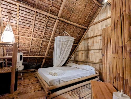 a room with a bed in a straw hut at Safira Resort in Santa Fe