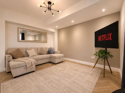 a living room with a couch and a mirror at Luxe By The Sea - Luxury in the Centre of Brighton - Aparthotel - 3 Beautiful Apartments - Penthouse Available in Brighton & Hove
