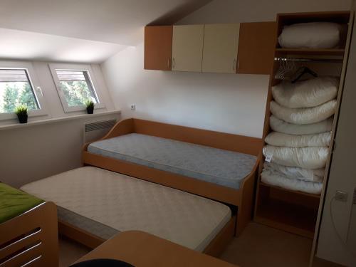 Habitación pequeña con 1 cama y 1 litera en Apartma David Rogla en Zreče