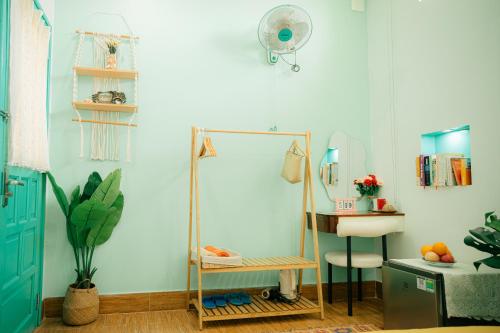 a room with a mirror and a sink at Gió Homestay and Coffee in Ấp Khánh Phước (1)