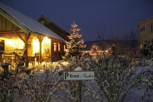 a sign in front of a house with a christmas tree at Kraut & Ruabn - Stadl in Engabrunn