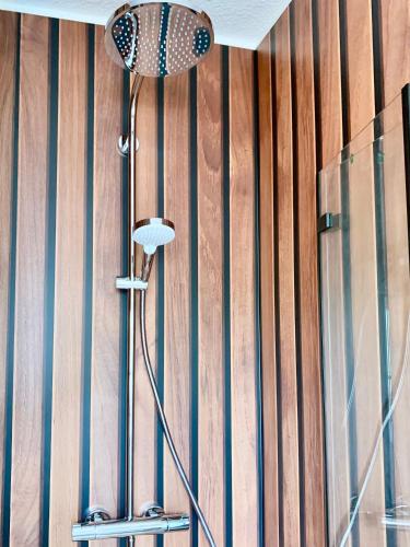 a floor lamp in a room next to a wall at Ferienwohnung Perle im Grünen - Urlaub an der Müritz in Federow