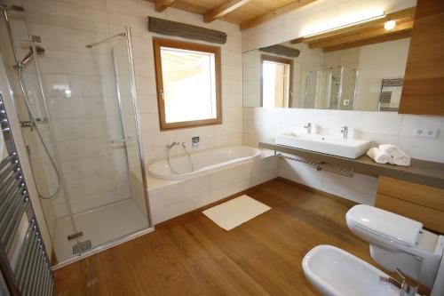 uma casa de banho com um chuveiro, um lavatório e uma banheira em Innerunterstellhof em Naturno