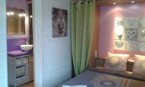 - une chambre avec un lavabo et un lit dans l'établissement Le Chalet Zen, à Lagrasse