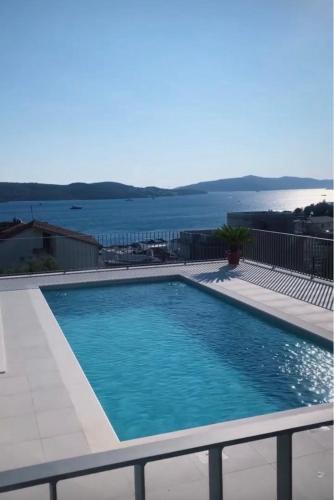 Hedonist Gold-hot tub, pool, WI FI, free parking, garden