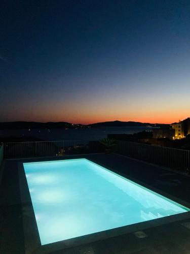 Hedonist Gold-hot tub, pool, WI FI, free parking, garden