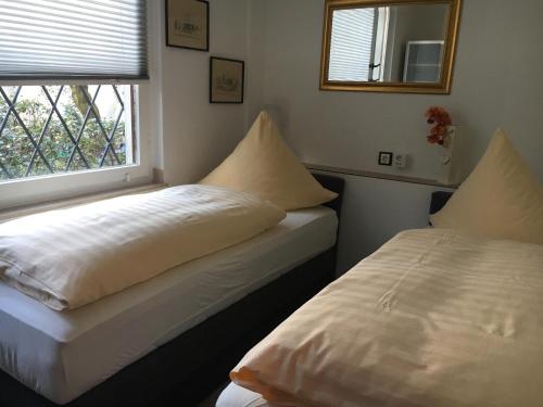 a bedroom with two beds and a window at Messe Ferienwohnung Düsseldorf Oberkassel in Düsseldorf