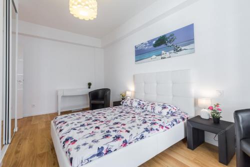 Tempat tidur dalam kamar di Nice Beach - Promenade Des Anglais