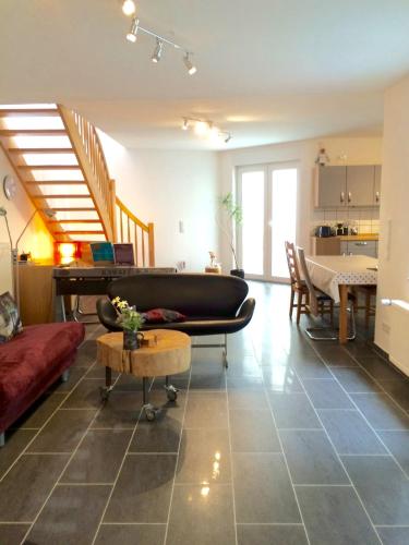 ein Wohnzimmer mit Sofa und Klavier in der Unterkunft Individuell Wohnen Loft-Charakter im Innenhof in Neuss