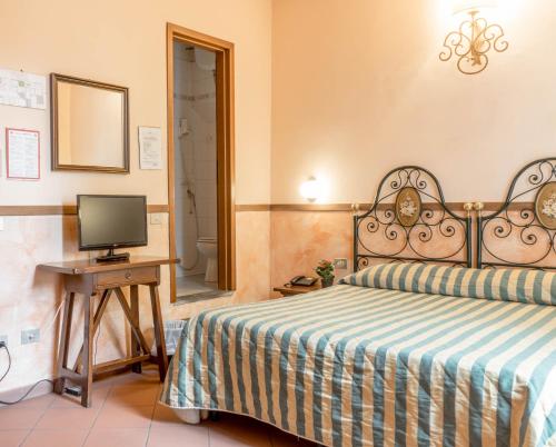 Postel nebo postele na pokoji v ubytování Hotel Monica
