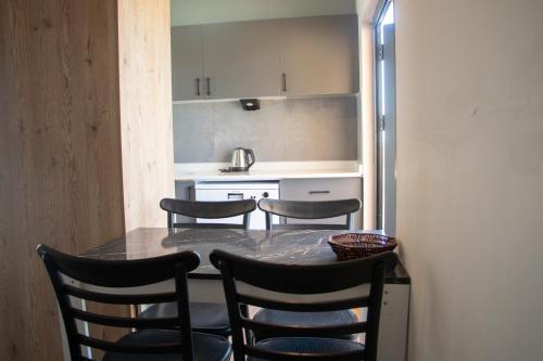 a kitchen with a table and chairs in a room at Loft Orman Tatil Köyü in Ankara