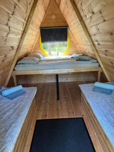 a room with two bunk beds and a window at Kargevärava kämping in Kapra