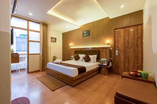 a bedroom with a large bed in a room at Hotel Aeroporto in New Delhi