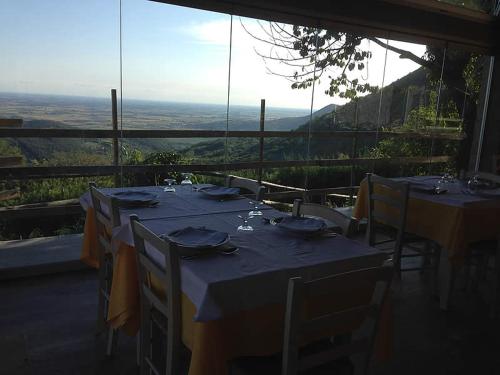a table set up for a meal with a view at Agriturismo Alto Venda in Cinto Euganeo