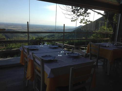 uma mesa preparada para uma refeição com vista em Agriturismo Alto Venda em Cinto Euganeo