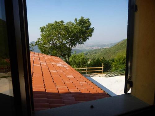 vista para o telhado de um edifício em Agriturismo Alto Venda em Cinto Euganeo