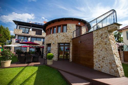 バラトンサールソーにあるPole Position Beach Hotelのギャラリーの写真