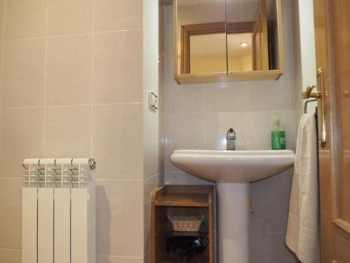 ヴィラヨンガ・デ・テルにあるWatching Vilallonga de Terのバスルーム(洗面台、鏡付)