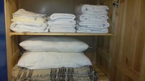 een stapel handdoeken op een plank in een kast bij Manastira 2 apt Emo Pamporovo in Pamporovo