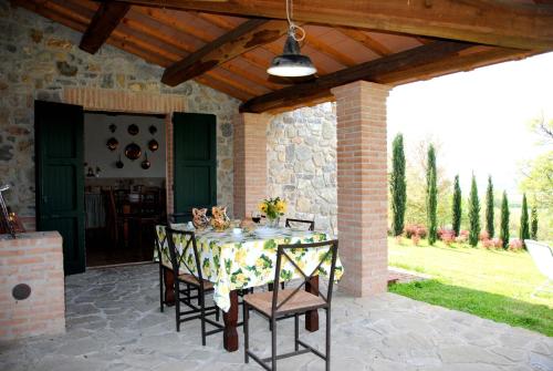 a patio with a table and chairs on a patio at Agriturismo I Gergoni in Monteleone dʼOrvieto