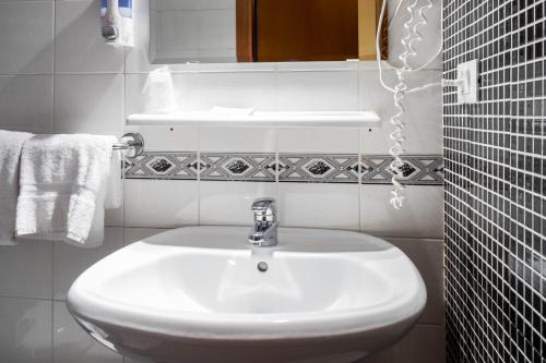 Ένα μπάνιο στο Hotel Monica