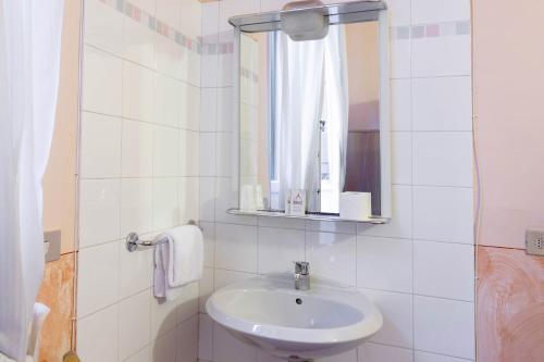 Ένα μπάνιο στο Hotel Monica