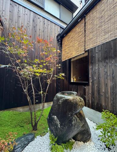 和庭園デザイナーズ邸宅 一棟貸し 岸里駅徒歩6分 なんば3分 関空直通 120平 7名 3LdK トイレ2 洗濯乾燥機付