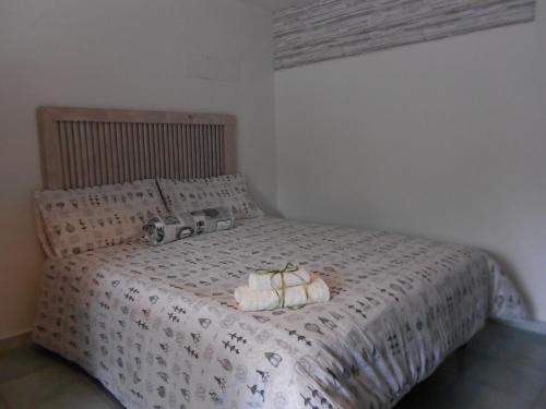 アングリにあるCasa Marinellaのベッドルーム1室(白い掛け布団付きのベッド1台付)