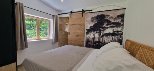 ein Schlafzimmer mit einem Bett und einem Gemälde an der Wand in der Unterkunft Stalla in Ortiporio