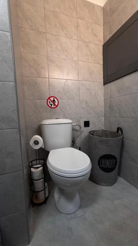 ein Badezimmer mit Toilette und Mülleimer in der Unterkunft The Waves Studio in Patras