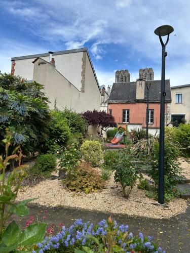 La Terrasse des Sacres au pied de la Cathédrale