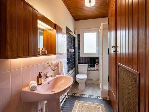 ein Badezimmer mit Waschbecken und Toilette in der Unterkunft Chambres Spacieuses et Lumineuses - Angers - Votre havre de paix in Angers