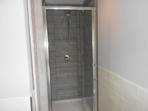 アングリにあるCasa Marinellaのバスルーム(ガラスドア付きのシャワー付)