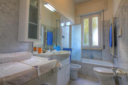 ペスキエーラ・デル・ガルダにあるLa Forgia Apartmentのバスルーム(洗面台、トイレ、バスタブ付)
