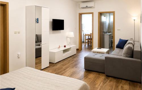 1 Bedroom Gorgeous Apartment In Tribanj Sibuljina