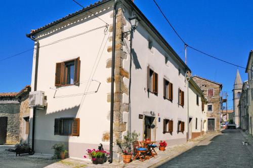 a white building on the side of a street at Casa Stella in Draguć