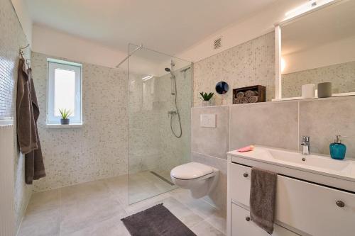 a bathroom with a shower and a toilet and a sink at Gemütliche Ferienwohnung Traumfänger NOK in Schafstedt