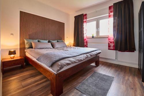 a bedroom with a large bed and a window at Gemütliche Ferienwohnung Traumfänger NOK in Schafstedt